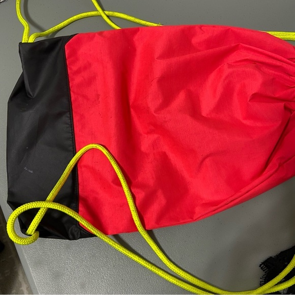 Nike Drawstring Lightweight Bag Active Backpack Gym Bag - Picture 7 of 11